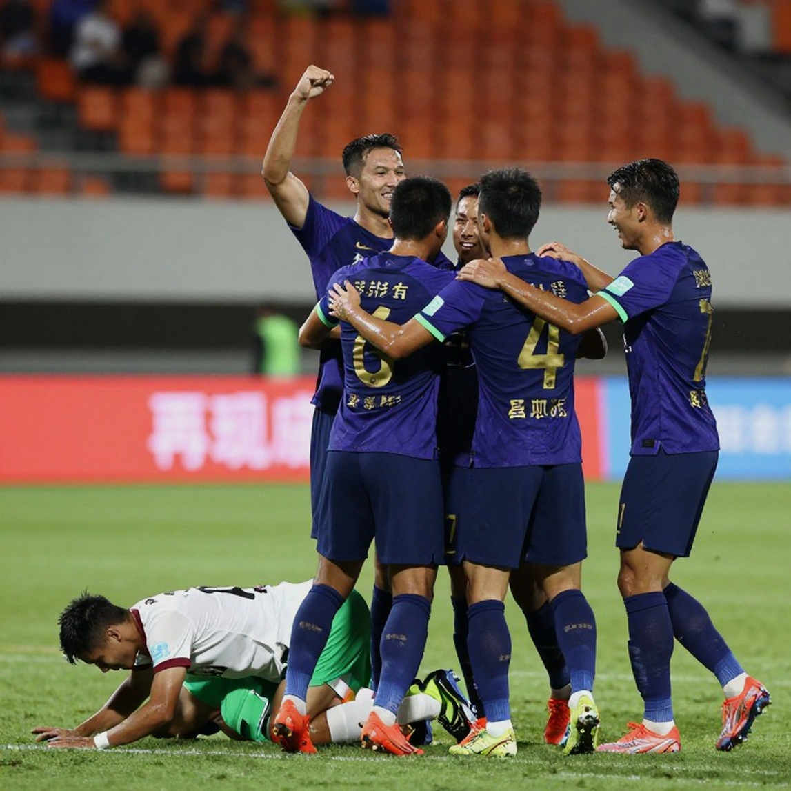 Cuốn sổ trống giữa V.League: khi bóng đá Việt Nam phân tích bằng ký ức